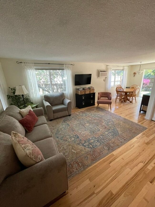Photo - 2-Bedroom 1 1/2-Bathroom duplex House