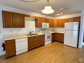 Building Photo - 7 Lakeshore Cir
