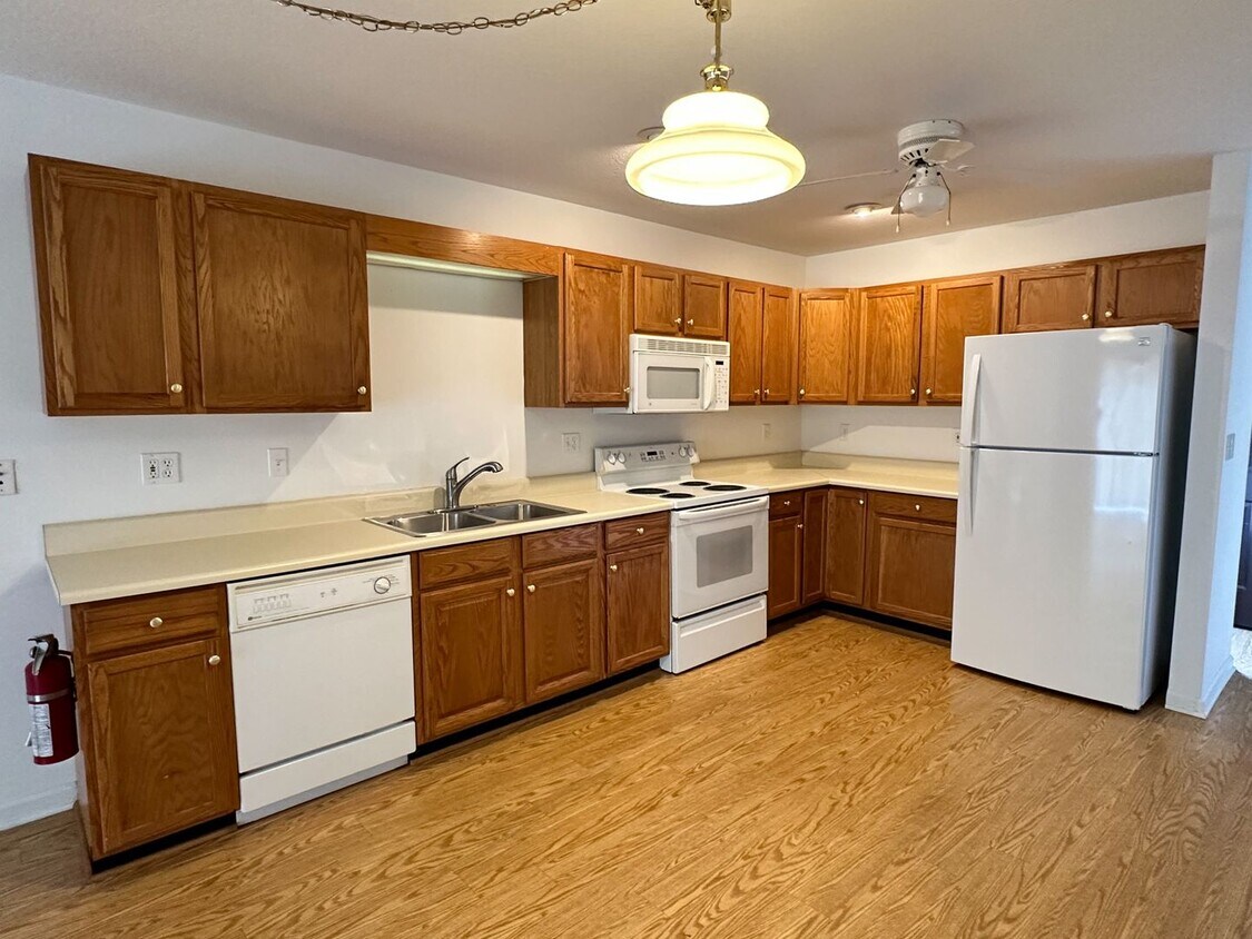 Primary Photo - 2 bedroom / 2.5 bathroom *UNFURNISHED* con...