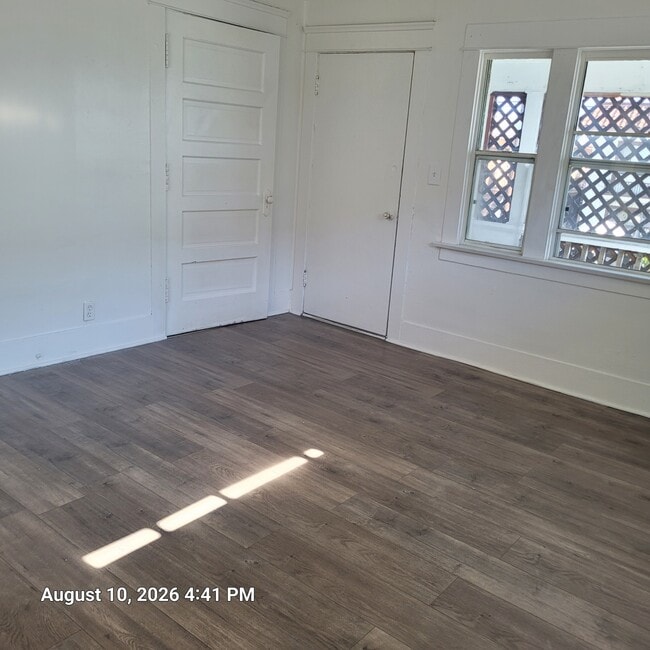 Building Photo - 833 W 42nd Pl