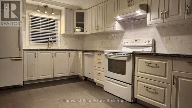 Building Photo - 126 Freshmeadow Way