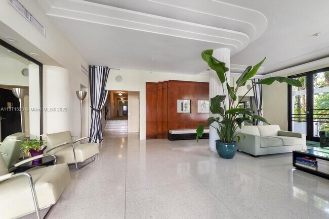 Foto del edificio - 2421 Lake Pancoast Dr