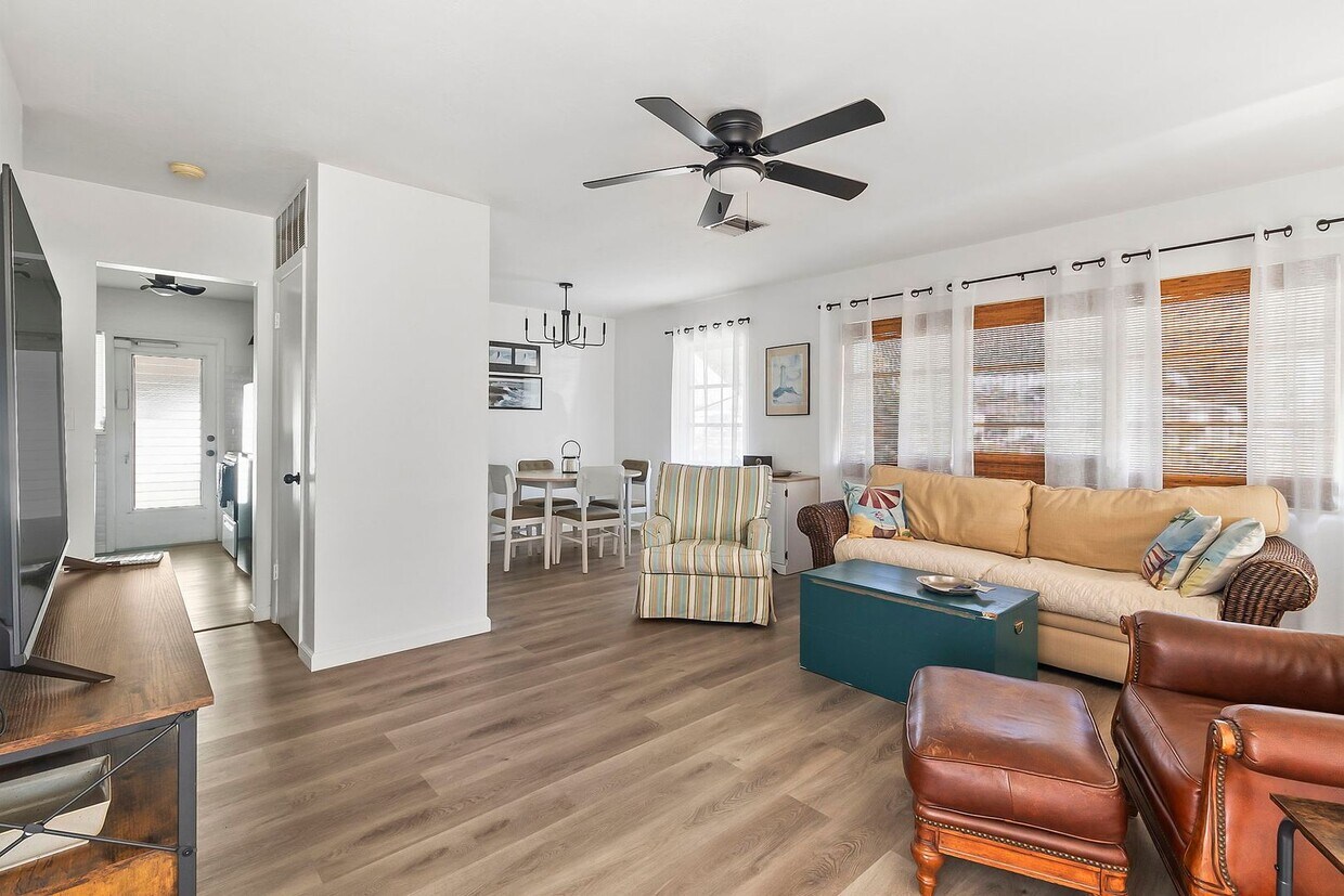 Foto principal - Furnished * AVAIL Now Through 11/1 * $1,69...