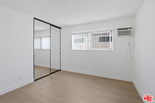 Building Photo - 976 Larrabee St