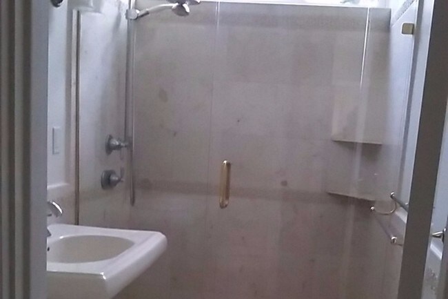Cuarto de baño 1 - 1328 N Louise St