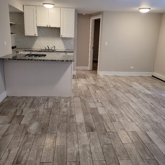 Foto del edificio - 5852 W Irving Park Rd