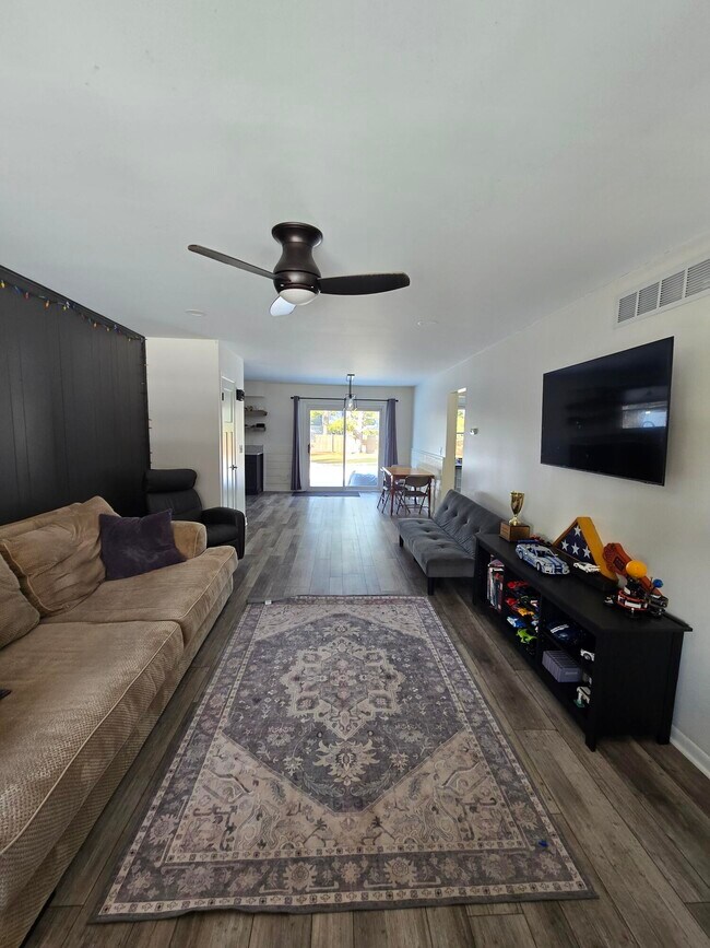 Foto del edificio - 2344 E Textile Rd