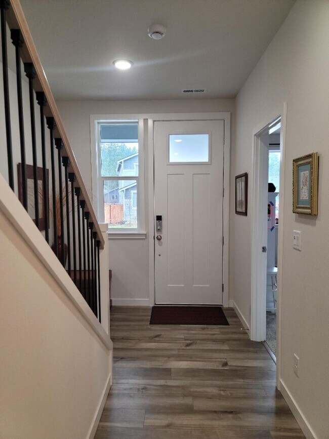 Building Photo - 5 Bedroom Home in Glennwood!