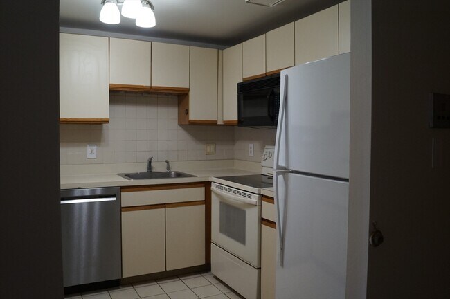 Building Photo - 200 Ledgewood Dr