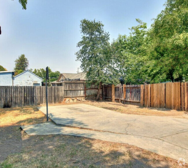 Building Photo - 671 Santiago Ave