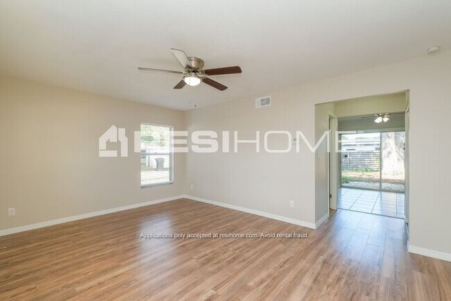 Building Photo - 2038 Los Lomas Dr
