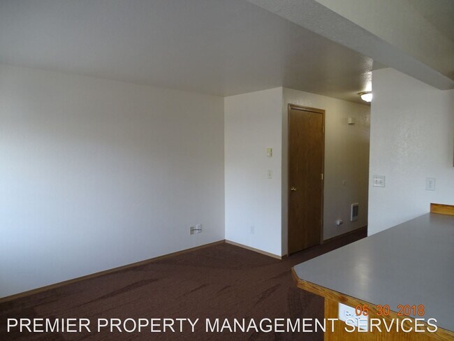 Building Photo - 123 Green Ln