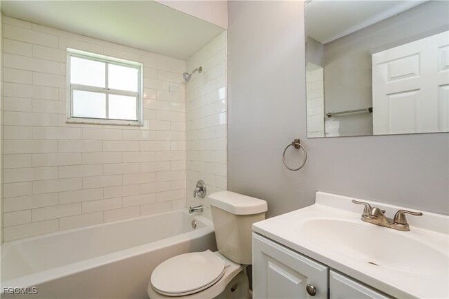 Foto del edificio - 525 SW 23rd Terrace