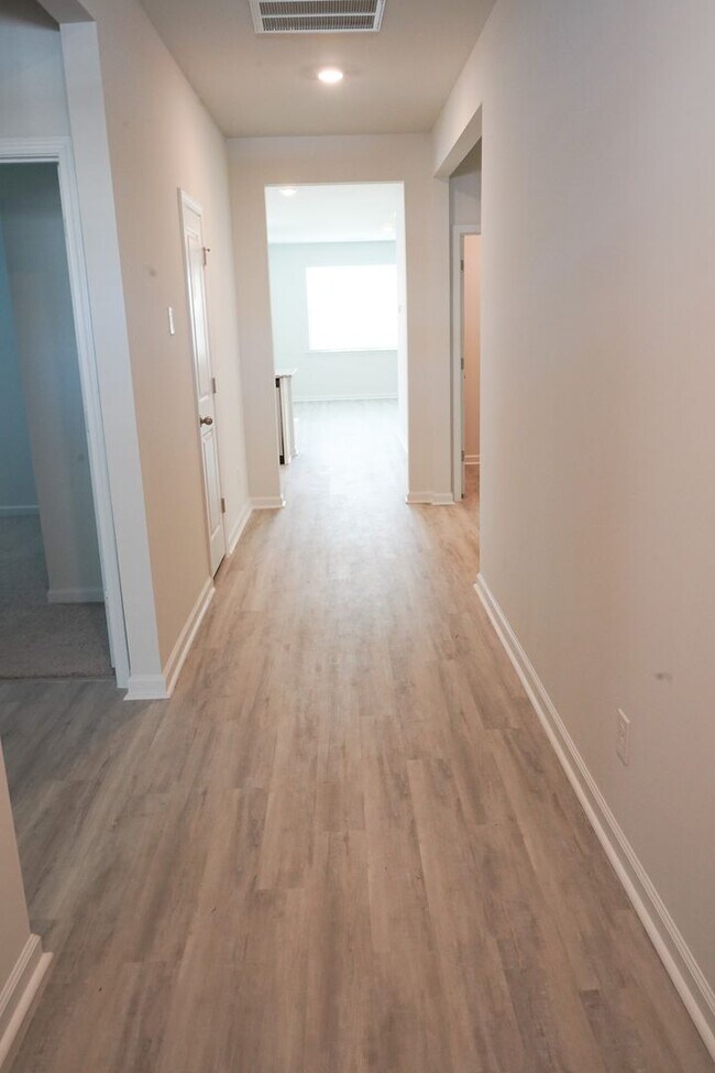 Foto del edificio - Available Soon!