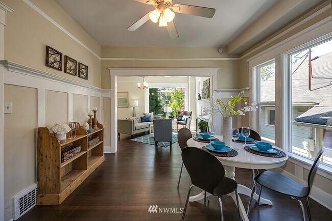 Foto del edificio - Spacious 5-Bedroom Home with Den & Backyar...