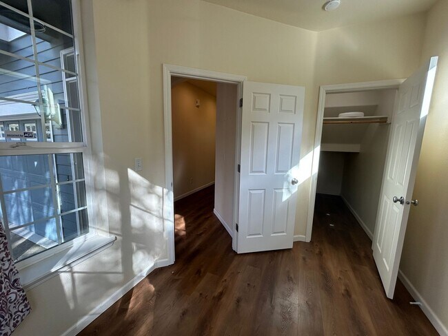 Foto del edificio - Spacious 4 Bedroom (plus den), 3 Bath Home...