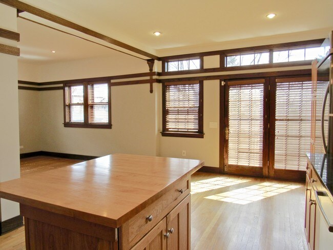 Building Photo - 1224 N Ridgeland Ave
