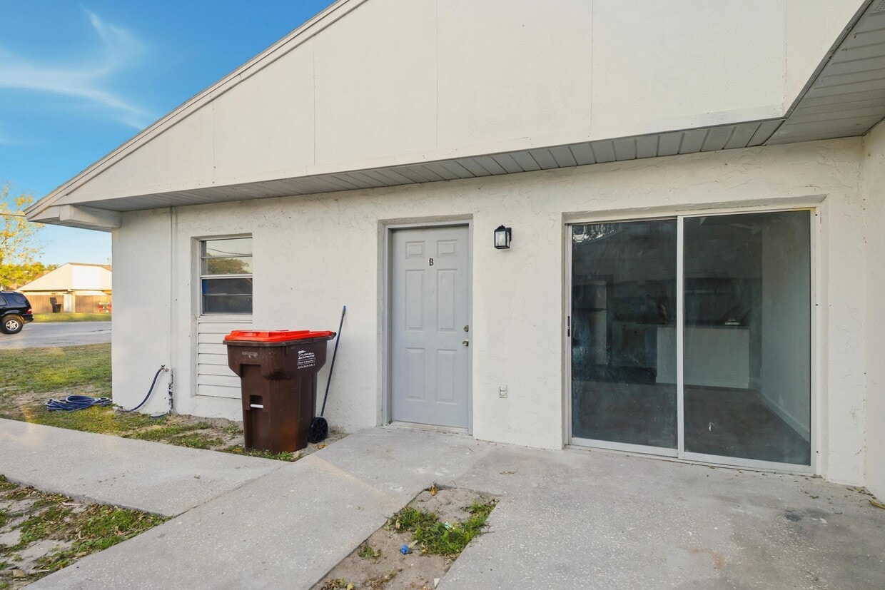 Primary Photo - 2931 SE 52nd Ave