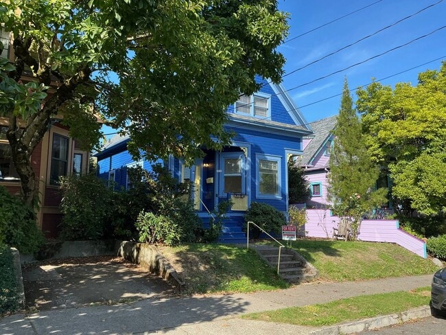 Building Photo - NW District Gem