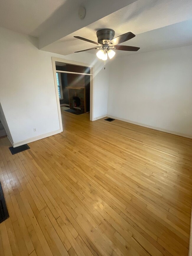 Building Photo - AVAILABLE NOW - 3 Bedroom/1.5 Bath Home wi...
