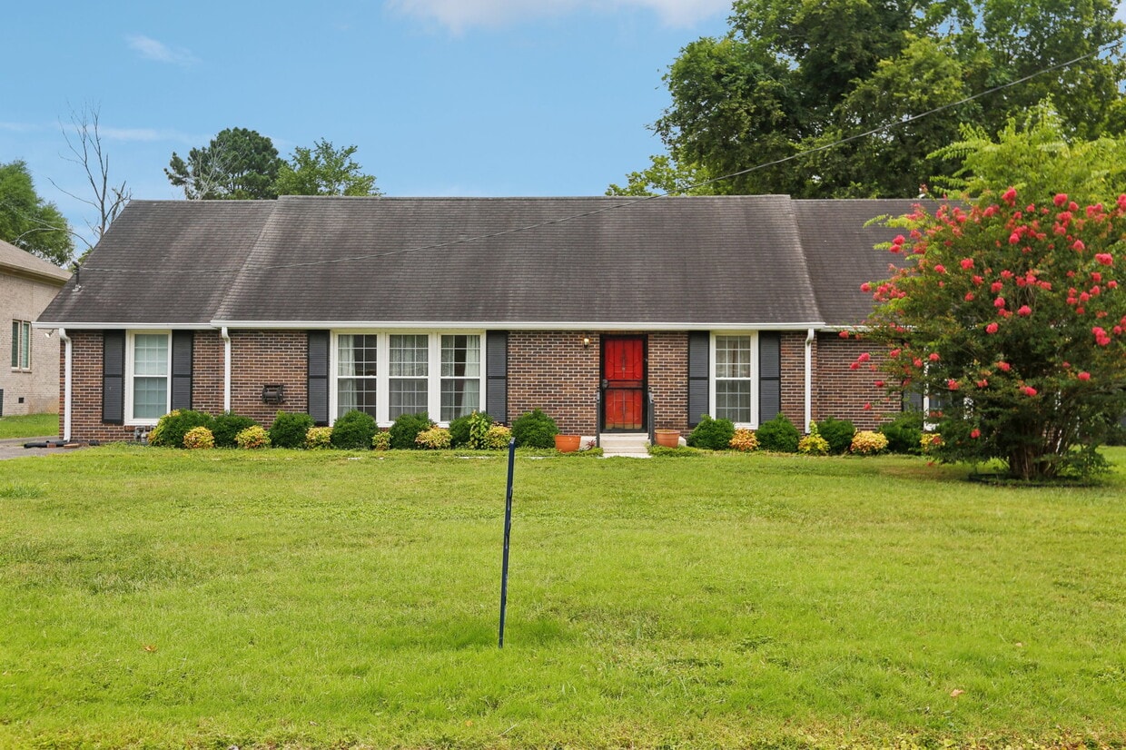 Foto del edificio - 8024 Regency Dr