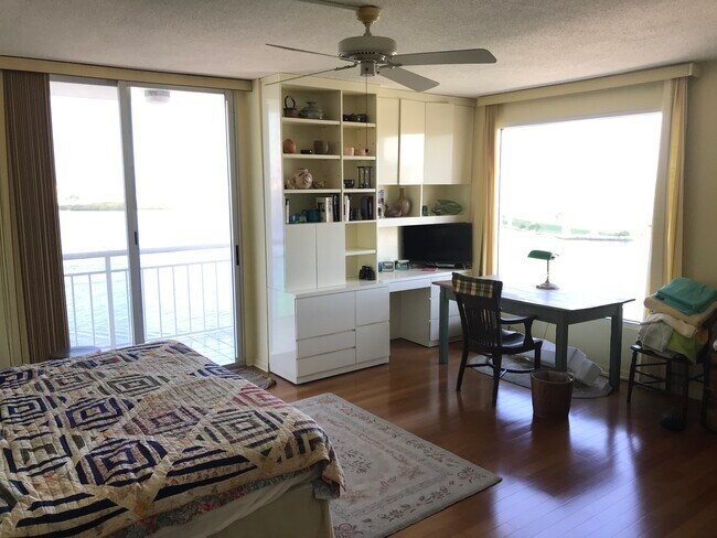 Master Bedroom with Water View - 100 Pierce St