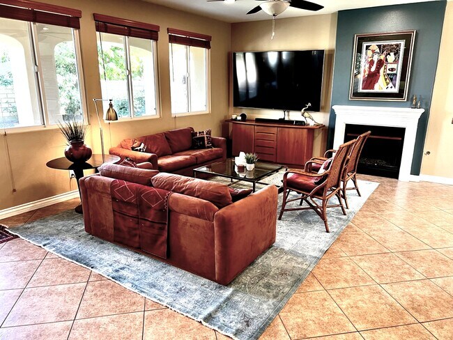 Living room - 296 Paseo Vista Cir