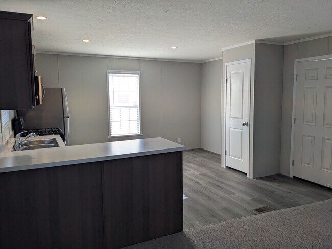 Foto del edificio - 300 Forrest Ave