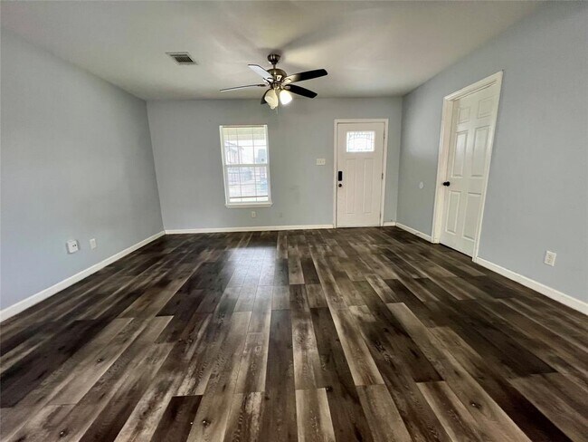 Building Photo - 2512 Oakcliff St