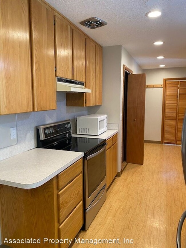Building Photo - 3 br, 1 bath House - 3220 Oak Crest Dr