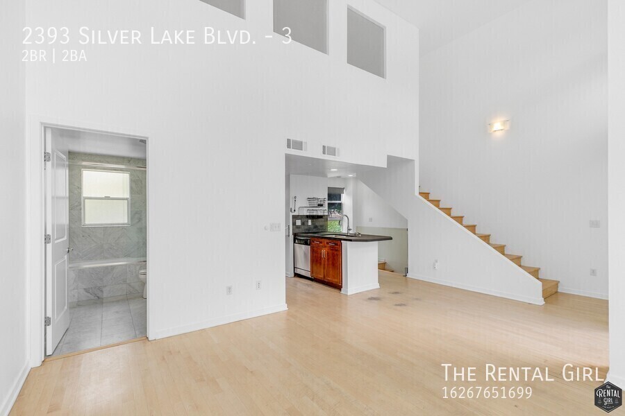 Foto principal - Spacious Silver Lake Townhome | Multi-Leve...