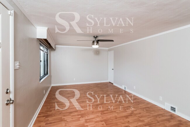 Foto del edificio - Come view this charming home