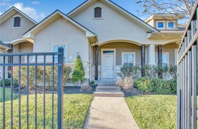 Foto del edificio - College Station - 3 bedroom / 3 bath Townhome, covered patio & back yard with one car garage.