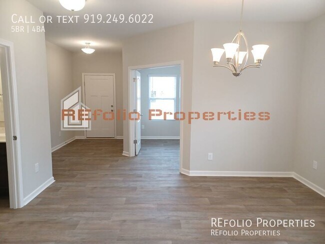 Building Photo - Stunning 5 Bedroom Home with Guest Suite a...