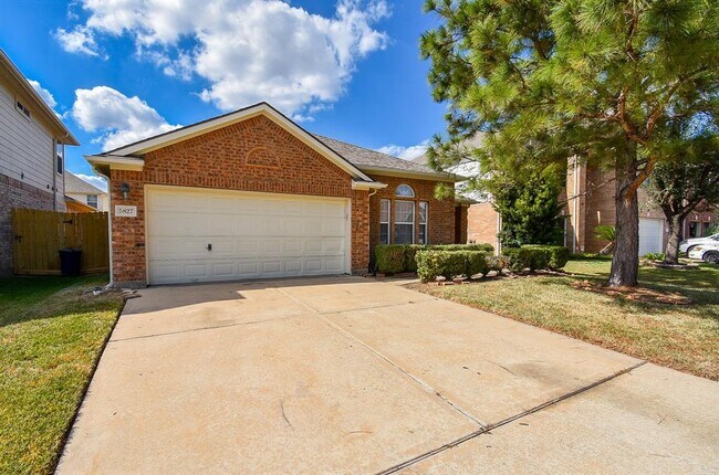 Foto del edificio - 5827 Lundwood Ln