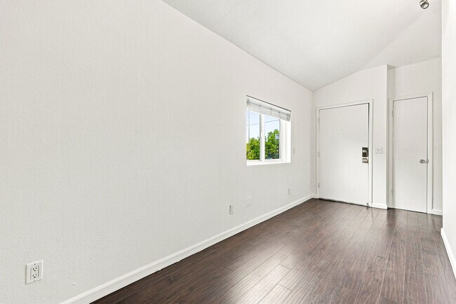 Building Photo - 2 Bed, 1 bath Available!
