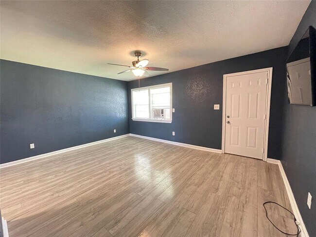 Building Photo - 1322 W 9th St