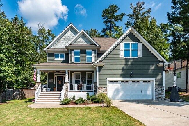 Building Photo - Stylish and Spacious 5 Bedroom, 2.5 Bathro...