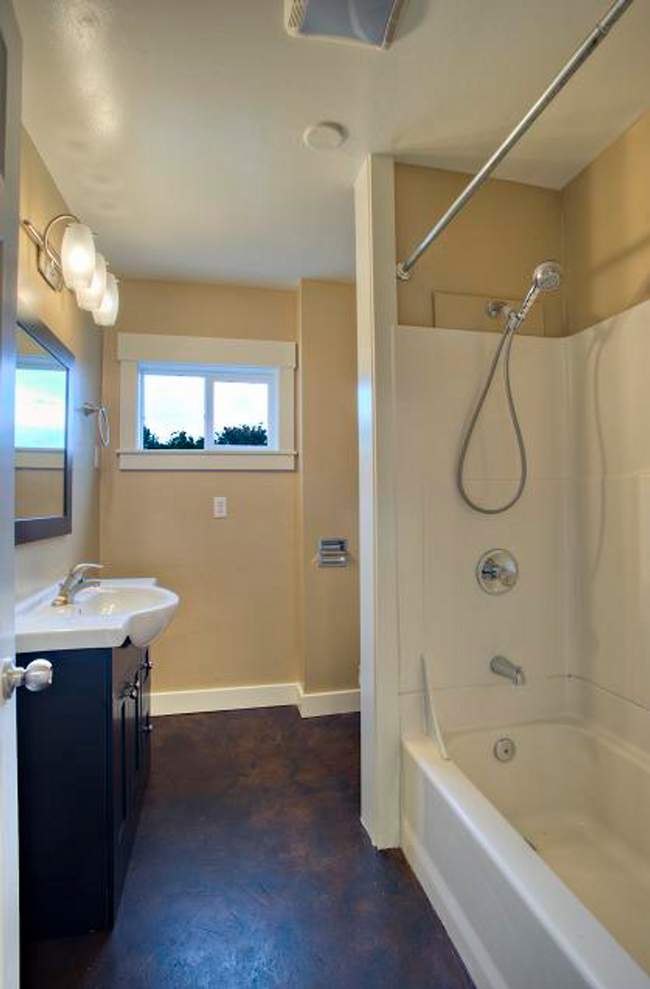 Foto del edificio - Bright & Charming 3bed/1bath Upper Duplex ...