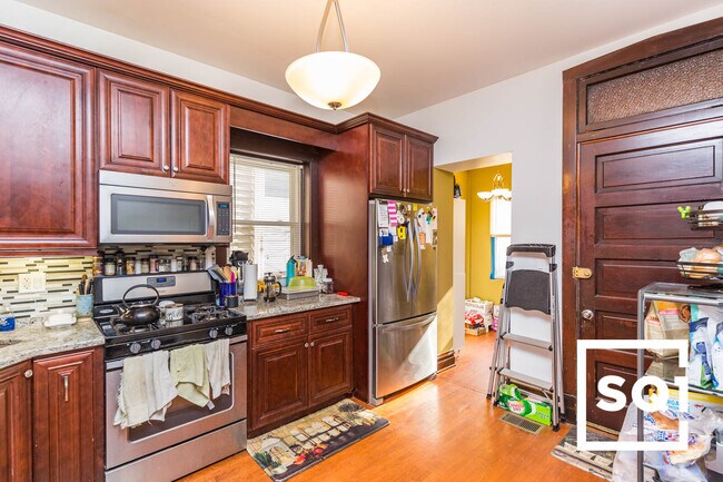 Building Photo - 1721 W Roscoe St