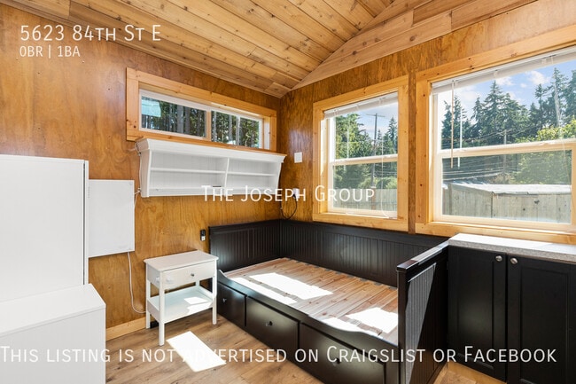 Building Photo - Welcome home to this charming and quaint t...