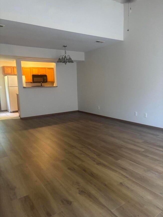 Building Photo - 1320 Raleigh Dr