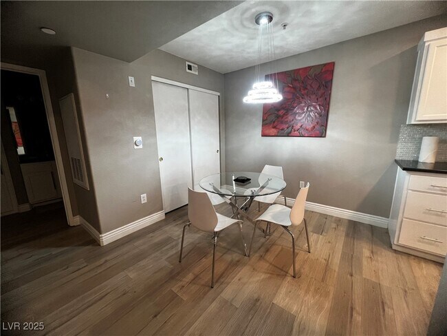 Foto del edificio - 950 Seven Hills Dr