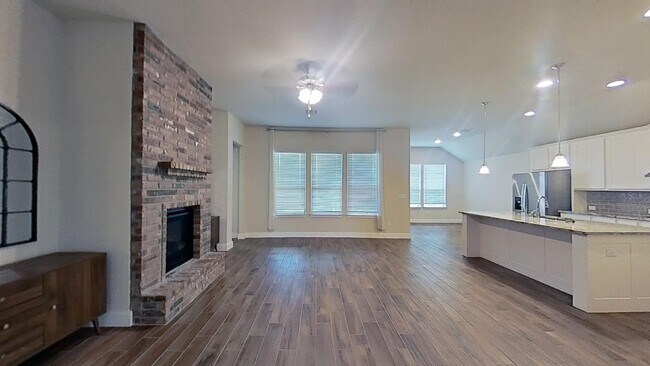 Foto del edificio - Elegant 4-Bedroom Home with Luxurious Feat...