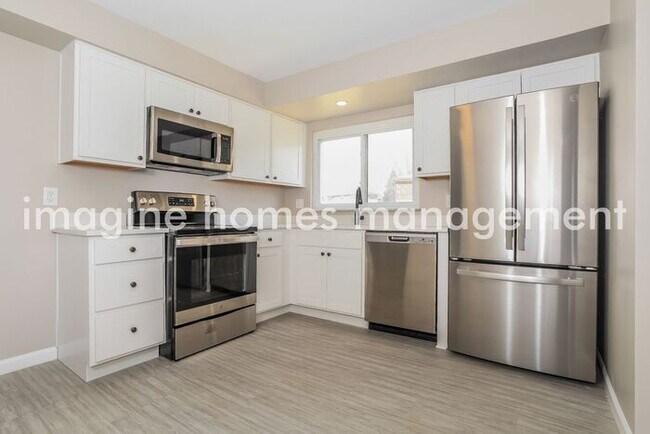 Building Photo - 3 Bedroom, 2.5 Bath Quad Home in Forest Park!