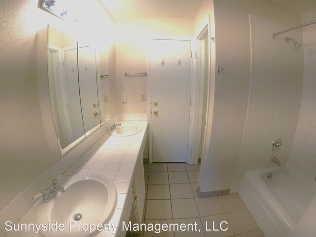 Building Photo - 3 br, 1.5 bath House - 1065 University Ave...