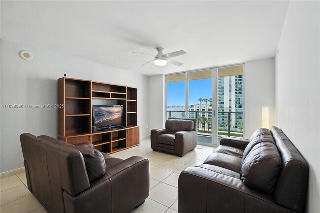 Building Photo - 1155 Brickell Bay Dr