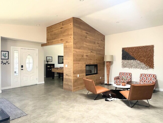 Foto del edificio - Rare Opportunity for Spacious, Modern Sout...