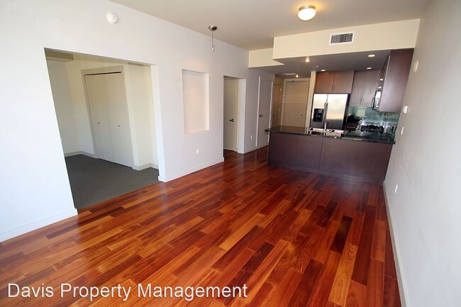 Building Photo - 910 Lenora St