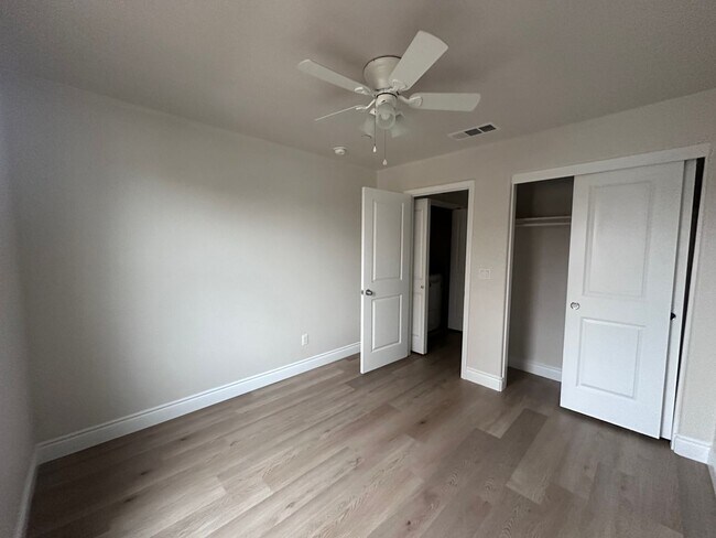 Foto del edificio - NW Visalia Home Coming Soon!